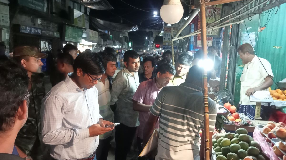 সড়ক দখল করে ব্যবসা, দোকান উচ্ছেদ