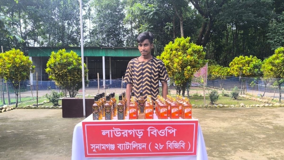 তাহিরপুর সীমান্তে ভারতীয় মদসহ যুবক আটক
