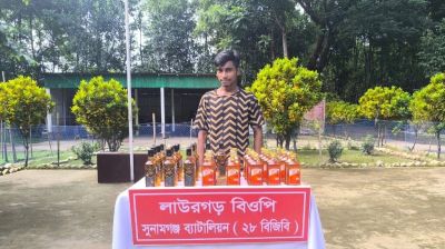 তাহিরপুর সীমান্তে ভারতীয় মদসহ যুবক আটক