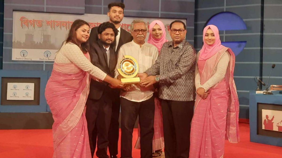 ডিবেট ফর ডেমোক্রেসির বিতর্ক প্রতিযোগিতায় চ্যাম্পিয়ন ডিআইইউ