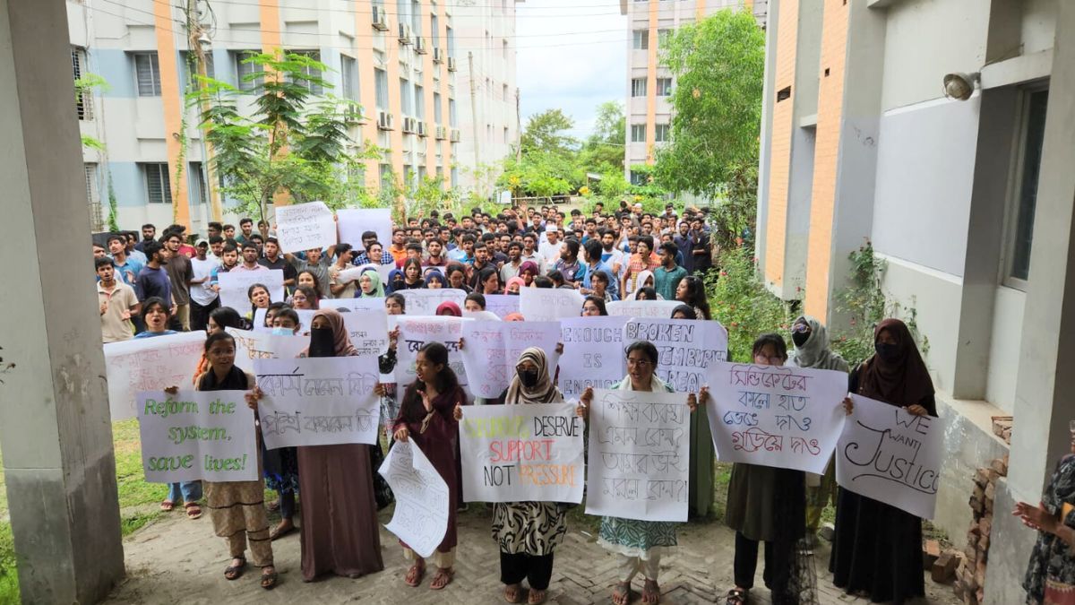 ৯ দফা দাবিতে বরিশাল ইঞ্জিনিয়ারিং কলেজে অবস্থান কর্মসূচি