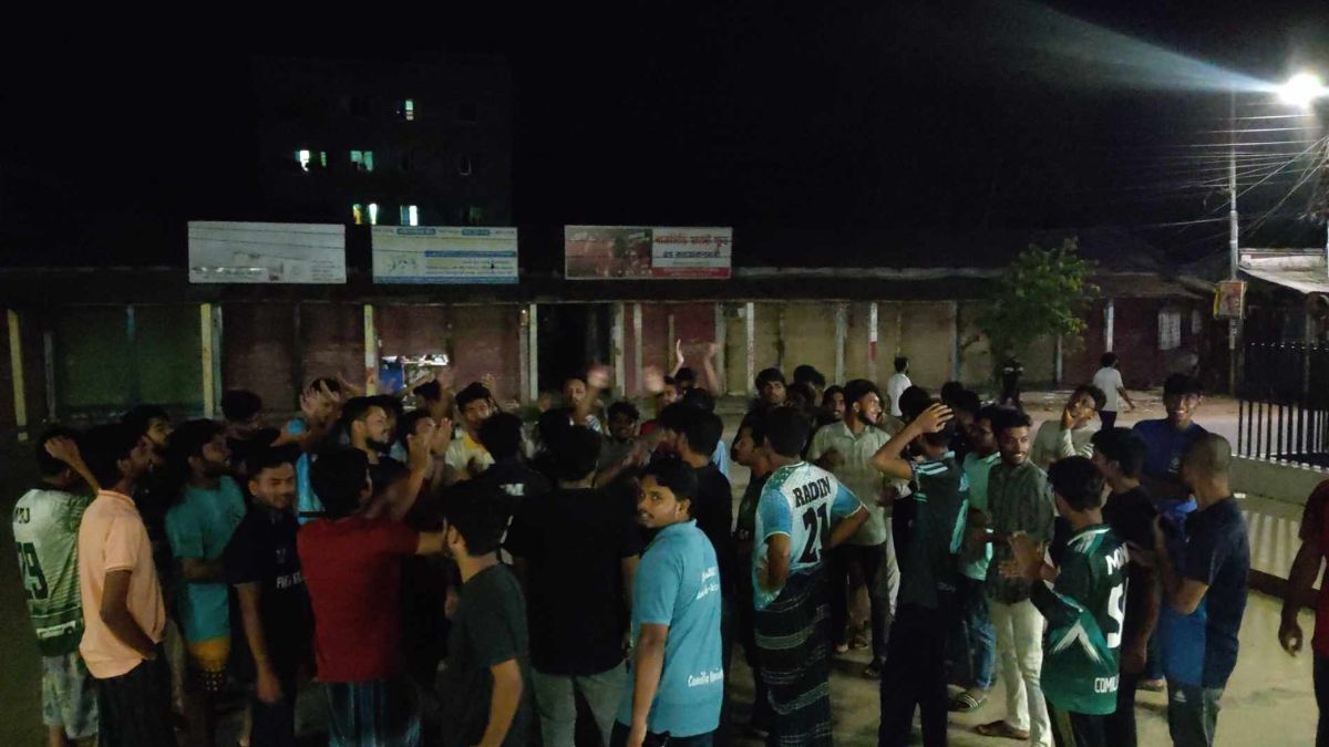 কুবিতে বিদ্যুৎ-ওয়াইফাই সংকট, মধ্যরাতে বিক্ষোভ