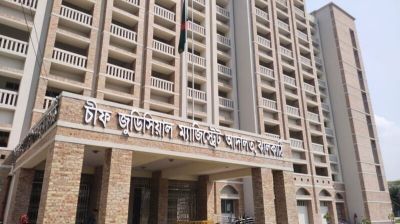 আদালতে স্বামীর সামনে গৃহবধূর আত্মহত্যার চেষ্টা