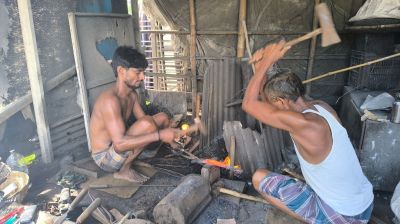 টুং-টাং শব্দে ব্যস্ত কামারপাড়া