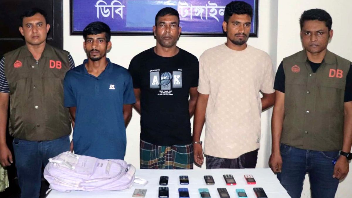 টাঙ্গাইলে চলন্ত বাসে ডাকাতি ও শ্লীলতাহানি, গ্রেপ্তার ৩