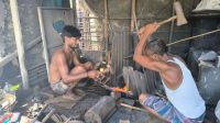 টুং-টাং শব্দে ব্যস্ত কামারপাড়া