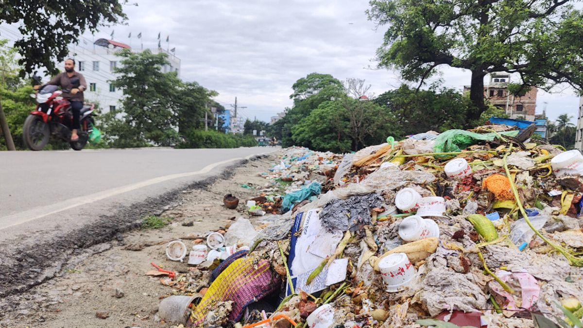 হাজীগঞ্জে বর্জ্য ফেলা হচ্ছে খোলা জায়গায়, পরিবেশ-স্বাস্থ্য বিপর্যয়