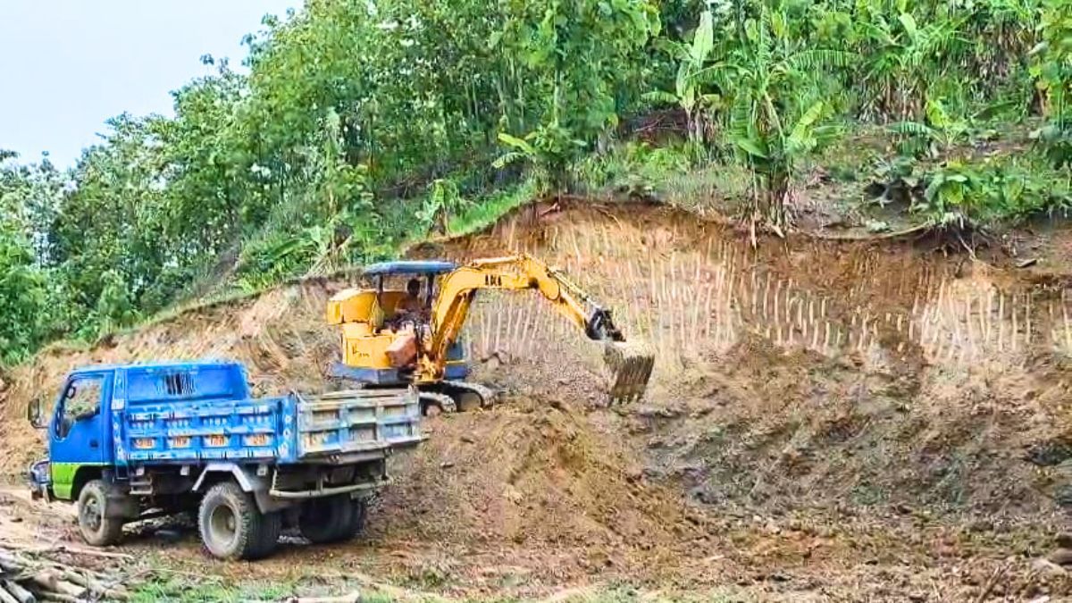 বান্দরবানে পাহাড় কেটে যুবদল নেতার ‘মাটি বাণিজ্য’
