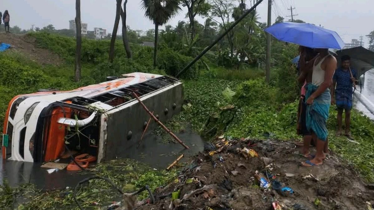 ফেনীতে বাস নিয়ন্ত্রণ হারিয়ে খালে, আহত ১০