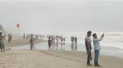 বৈরী আবহাওয়ায় উত্তাল সাগর, বাধা মানছেন না পর্যটকরা