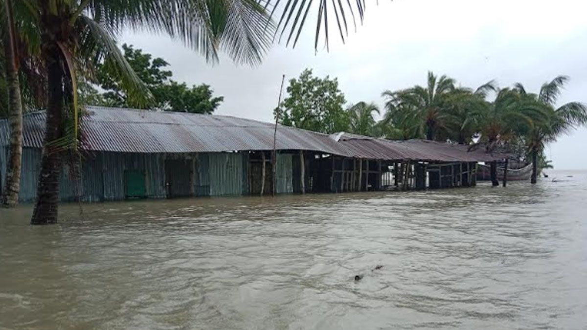 উপকূল অতিক্রম করছে গভীর নিম্নচাপ, ১৬ জেলায় জলোচ্ছ্বাসের শঙ্কা
