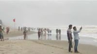 বৈরী আবহাওয়ায় উত্তাল সাগর, বাধা মানছেন না পর্যটকরা