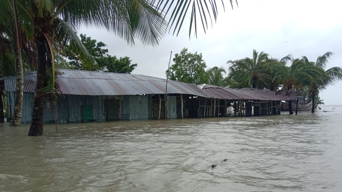 লঘুচাপের প্রভাবে চরফ্যাসনের নিম্নাঞ্চল প্লাবিত, বিধ্বস্ত ঘরবাড়ি