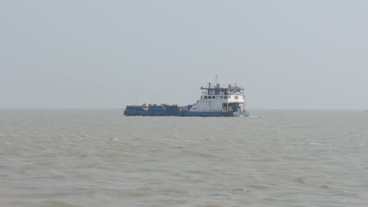 একদিন বন্ধ থাকার পর ভোলায় আবারও ফেরি চলাচল শুরু