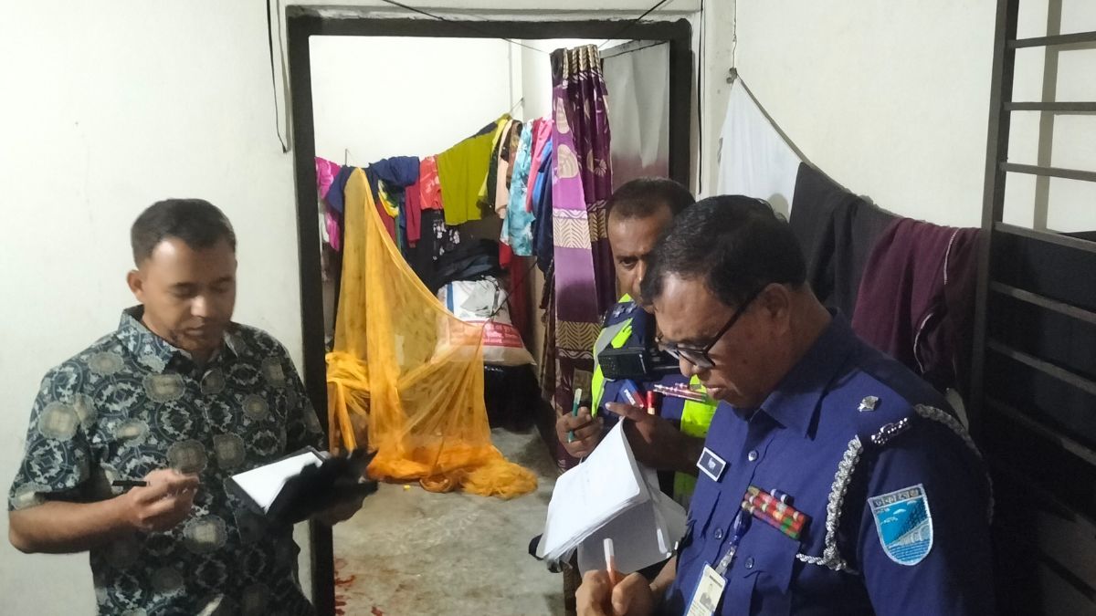 ঘরে পড়ে ছিল স্ত্রীর গলা কাটা নিথর দেহ, স্বামী পলাতক