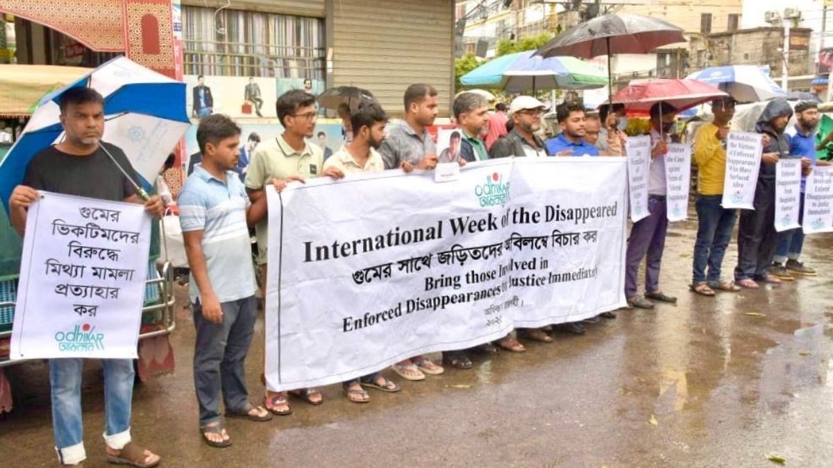 ‘আমি বাবার বুকে মাথা গুঁজে কাঁদতে চাই’