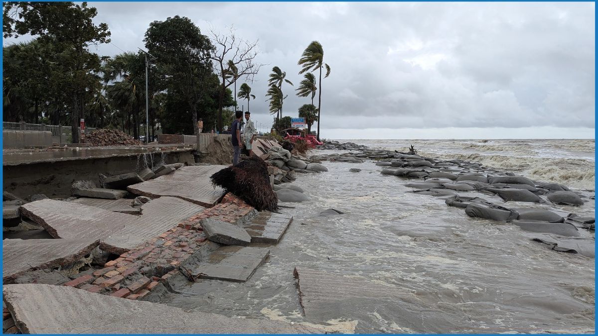 উপকূলে মুষলধারে বৃষ্টি, পায়রা বন্দরে ৩ নম্বর সতর্ক সংকেত