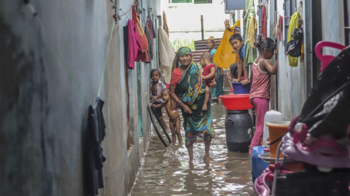 রাজধানীতে জলাবদ্ধতা : হটলাইন চালুর পর ৬১ অভিযোগ