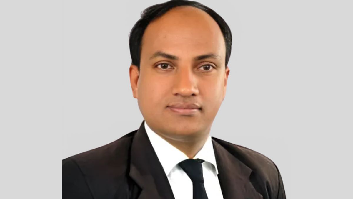 স্ত্রীসহ ইমিগ্রেশনে আটক হলেন আওয়ামী লীগ নেতা বিকাশ