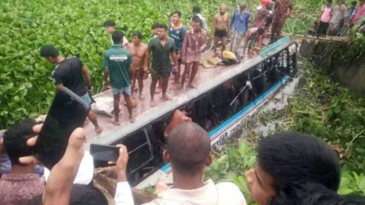 কুষ্টিয়ায় বাস-ট্রাকের মুখোমুখি সংঘর্ষ, আহত ৩১