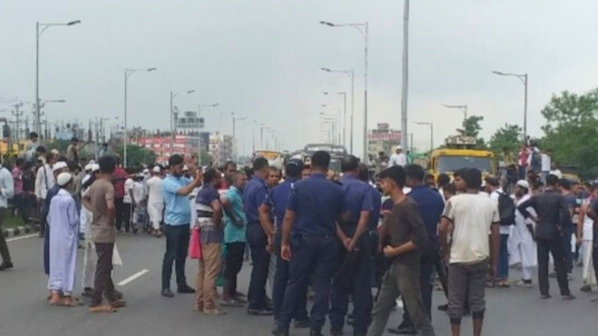 কেরানীগঞ্জে পাশাপাশি দুটি পশুর হাট বসানোর দ্বন্দ্বে সড়ক অবরোধ