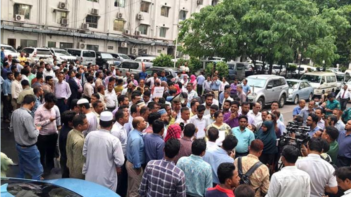 দেশে ফিরছেন প্রধান উপদেষ্টা, আজই সিদ্ধান্ত চান বিক্ষোভকারীরা