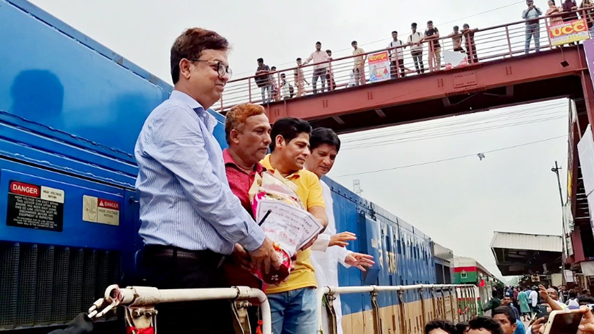 নরসিংদীতে ৩ আন্তঃনগর ট্রেনের যাত্রাবিরতি উদ্বোধন