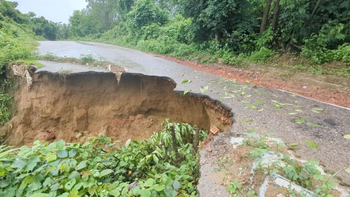 বান্দরবানে ভারী বর্ষণে বিভিন্ন সড়কে ধস, স্থানীয়দের দুর্ভোগ
