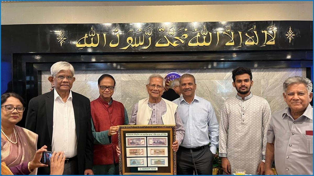 প্রধান উপদেষ্টার কাছে নতুন নকশার ব্যাংক নোট হস্তান্তর গভর্নরের
