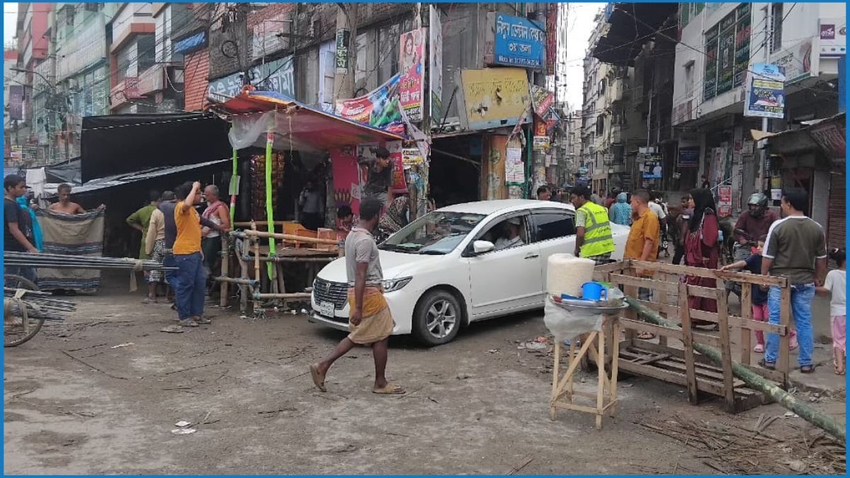 হাটের শৃঙ্খলায় হাজারেরও বেশি স্বেচ্ছাসেবক, মলম পার্টির বিরুদ্ধে তৎপর