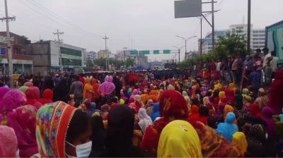 বেতন চেয়ে ঢাকা-আরিচা মহাসড়ক অবরোধ