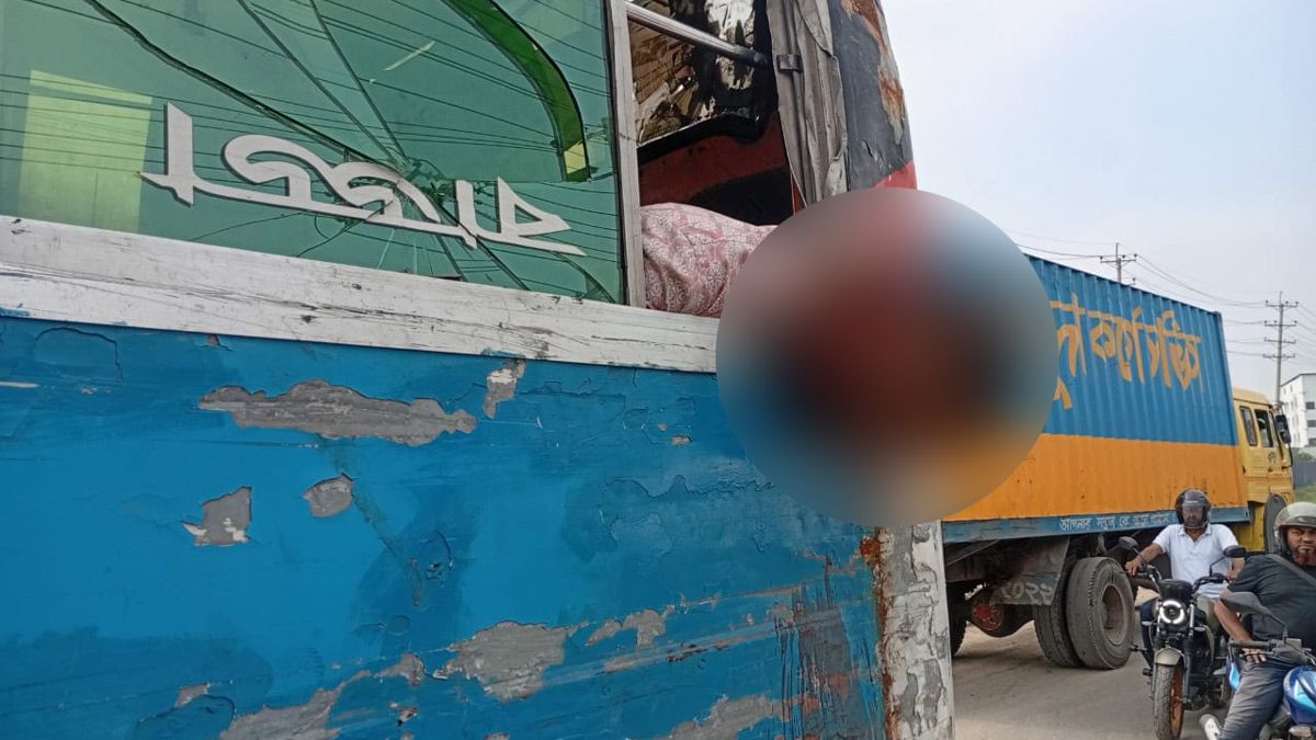 বাসের জানালা দিয়ে মাথা বের করায় মর্মান্তিক মৃত্যু