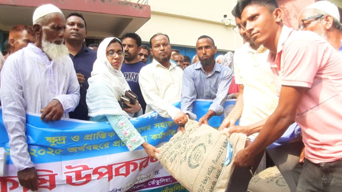 তেঁতুলিয়ায় বিনামূল্যে বীজ-সার পেলেন দেড় হাজার কৃষক