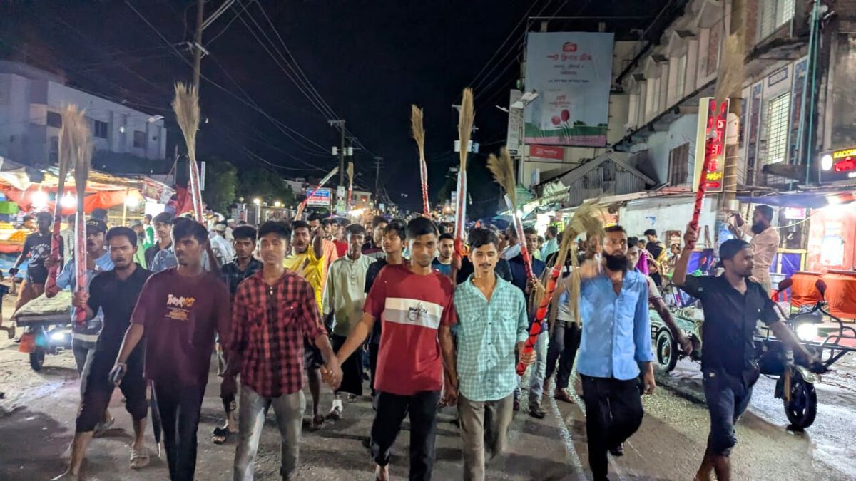 কুয়াকাটায় ইউএনও’র পদত্যাগের দাবিতে ঝাড়ু মিছিল