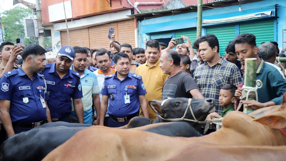 হাটে জাল টাকা ও প্রতারণা ঠেকাতে ফেনীতে পুলিশের তৎপরতা