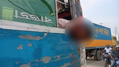 বাসের জানালা দিয়ে মাথা বের করায় মর্মান্তিক মৃত্যু