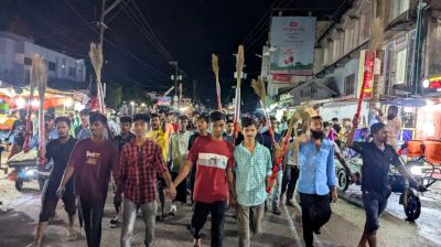 কুয়াকাটায় ইউএনও’র পদত্যাগের দাবিতে ঝাড়ু মিছিল