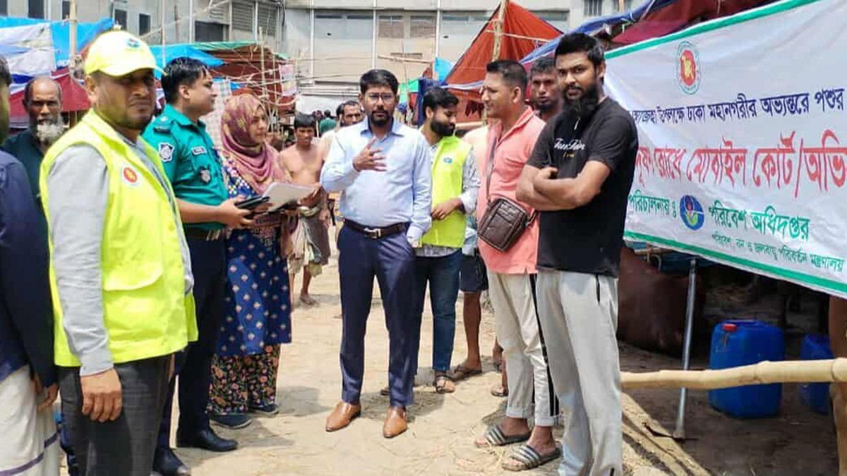 পশুর হাটে বর্জ্য ব্যবস্থাপনায় মোবাইল কোর্ট পরিচালনা করল ৪ সংস্থা