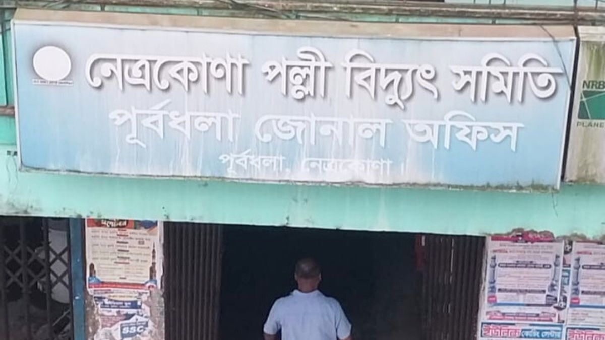 পূর্বধলায় পল্লী বিদ্যুৎ কর্মীদের কর্মবিরতি
