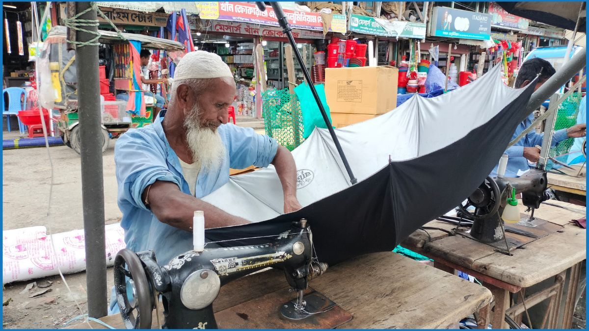 বৃষ্টি হলেই কদর বাড়ে ছাতা কারিগরদের