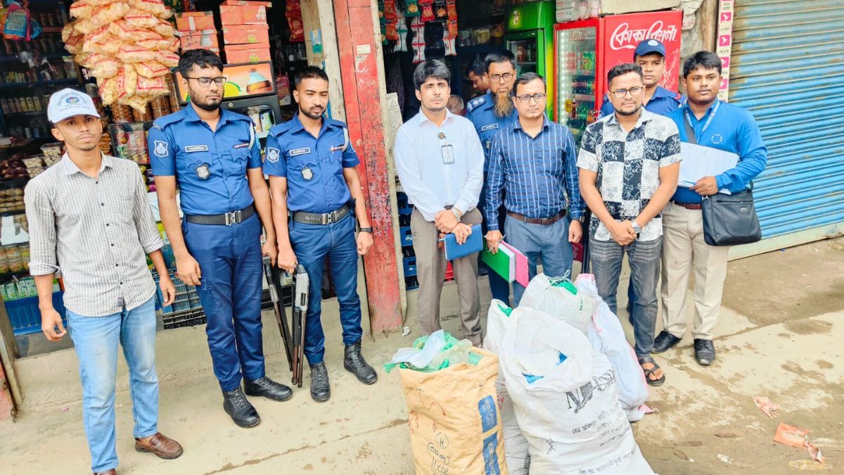 নিষিদ্ধ পলিথিন শপিং ব্যাগ বন্ধে নারায়ণগঞ্জে অভিযান