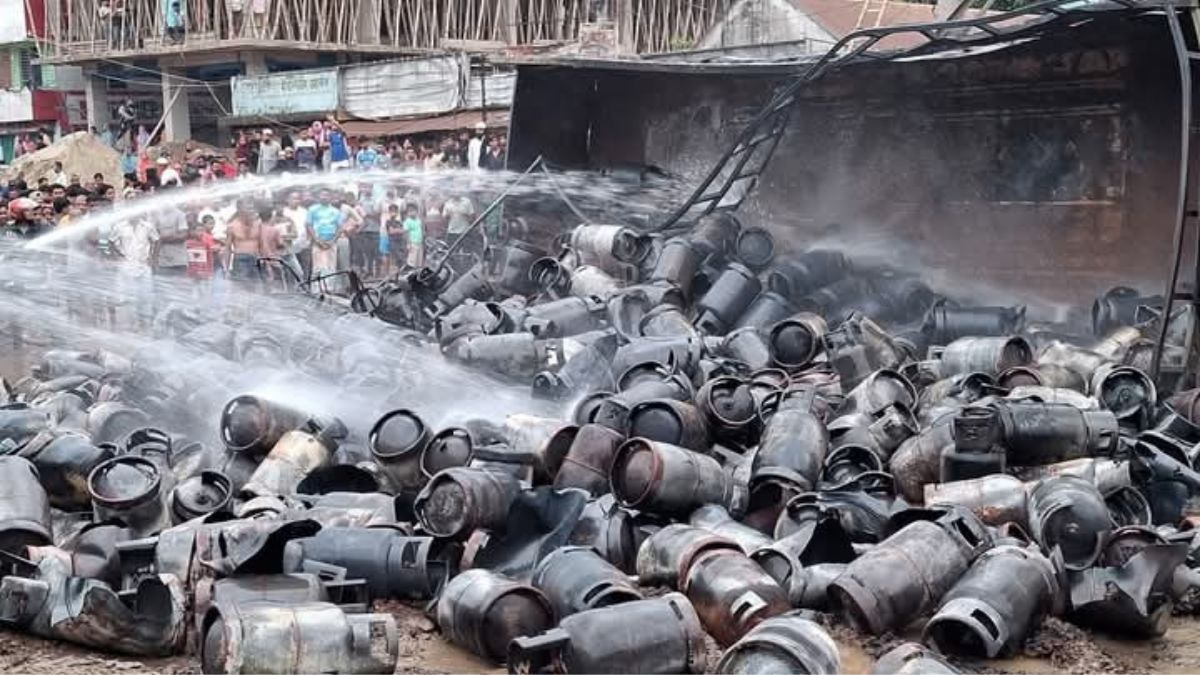 মহাসড়কে উল্টে গেল সিলিন্ডার বোঝাই ট্রাক, একের পর এক বিস্ফোরণ