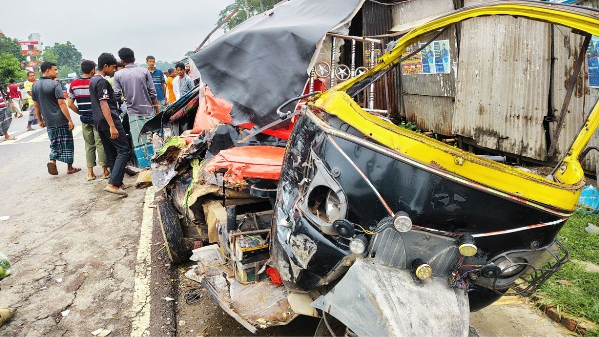 ঢাকা-বরিশাল মহাসড়কে বাসের ধাক্কায় নিহত ৫