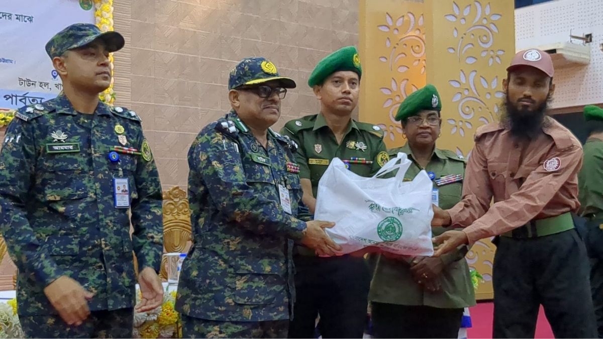 খাগড়াছড়িতে আনসার ভিডিপির ৩৬৬৫ সদস্যের মাঝে ঈদ উপহার বিতরণ