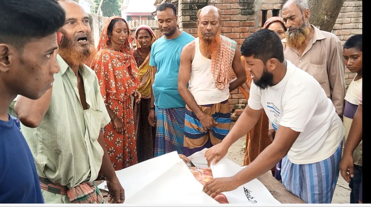 মেহেরপুরে সড়কে প্রাণ গেল ছাগল ব্যবসায়ীর, আহত ৪