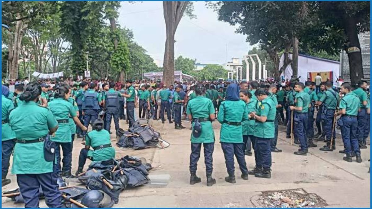 দাবি আদায়ে অনড় পল্লী বিদ্যুতের কর্মীরা, পুলিশের ব্যাপক উপস্থিতি