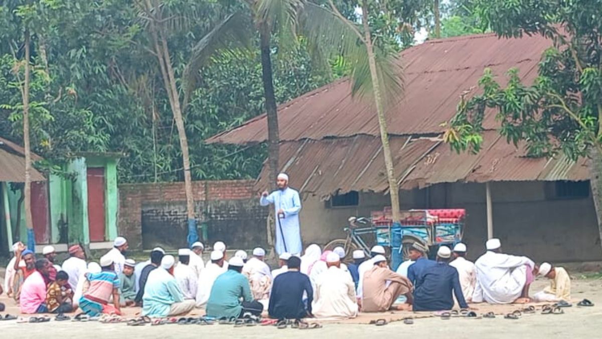 সৌদির সঙ্গে মিল রেখে বিরামপুরে আগাম ঈদ উদযাপন