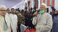 নামাজ শেষে দেশের মঙ্গল কামনায় দোয়া চাইলেন প্রধান উপদেষ্টা