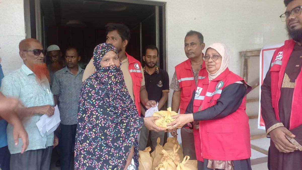 ভোলায় ৯৫ অসহায় পরিবারের মাঝে রেড ক্রিসেন্টের কোরবানির মাংস বিতরণ