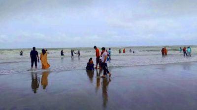 কক্সবাজারে ঢেউয়ের সাথে ভেসে গেল বাবা-ছেলে